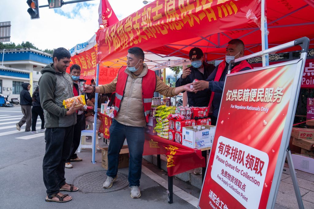 9月3日,在尼籍边民服务点,尼籍边民免费领取物资。新华社记者 旦增尼玛曲珠 摄