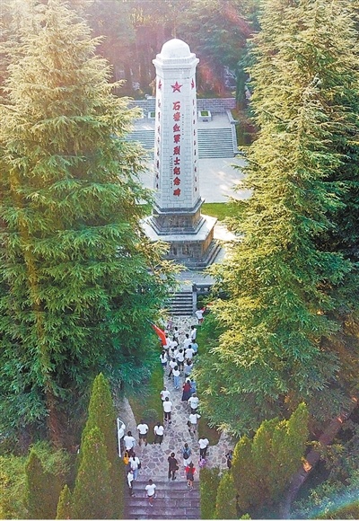 群众瞻仰石壕红军烈士纪念碑。