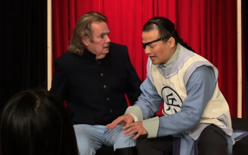 在一处商场内表演的双语版《奥赛罗》 视频截图