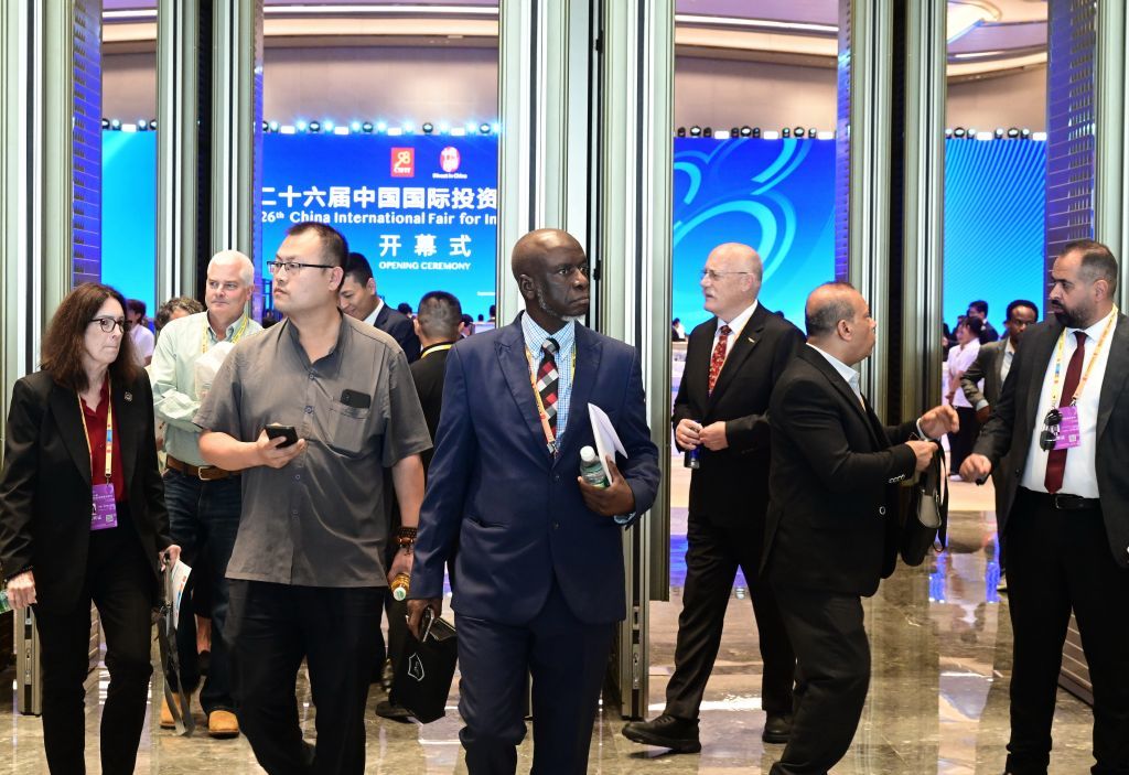 9月8日拍摄的参加第二十六届中国国际投资贸易洽谈会的中外嘉宾。新华社记者 林善传 摄
