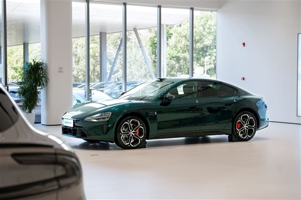 小米汽车第4款绿色来了!新一代SU7靛石绿实拍 雷军:高级而不张扬