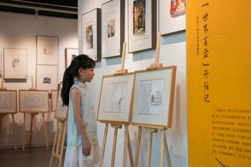 8月25日,小朋友参观文溯阁《四库全书》数字资源文创IP库成果展。新华社记者 郎兵兵 摄