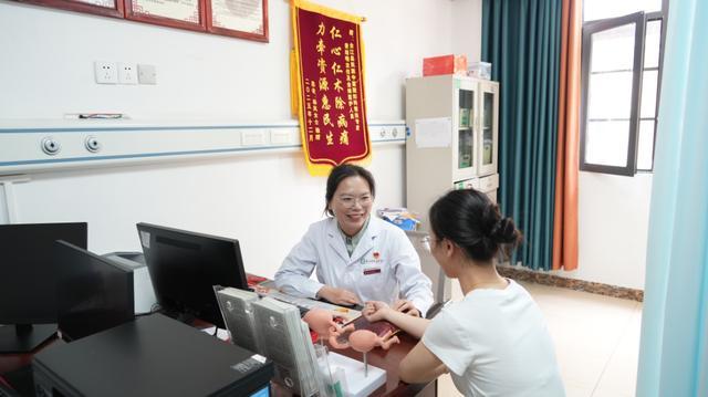 麦结明正为患者把脉问诊。