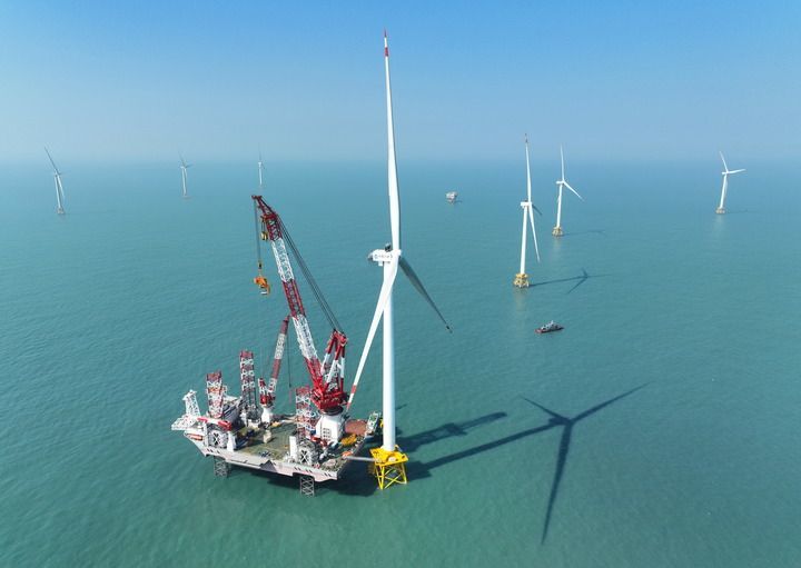 这是2026年1月13日在福建海域拍摄的20兆瓦海上风电机组和“大桥海风”号2000吨自升式海上风电安装平台(无人机照片)。新华社记者 林善传 摄