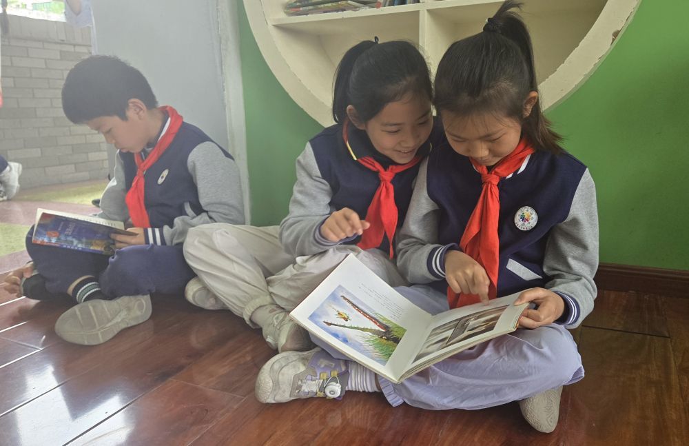 四川省成都师范附属小学部分学生课间在教学楼四楼开放阅读空间阅读。新华社记者 吴晓颖 摄