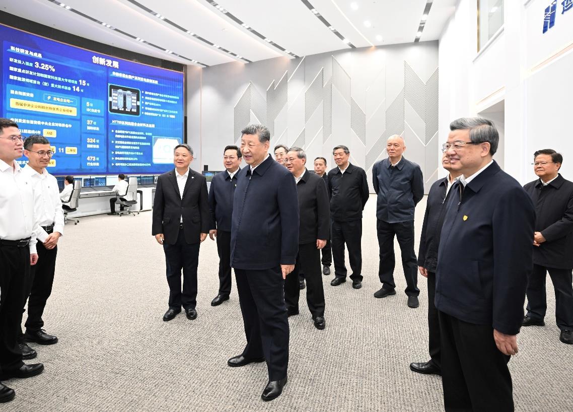 △2026年3月23日,习近平总书记在河北雄安新区考察时,来到中国华能集团有限公司同企业员工亲切交流。