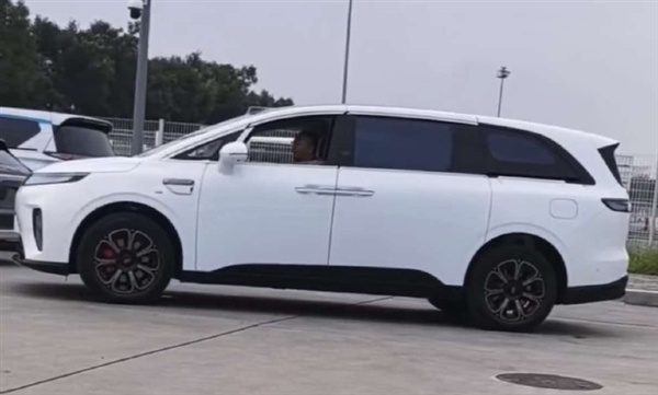拒绝方盒子造型！享界V8实车图曝光：预计售价30万起
