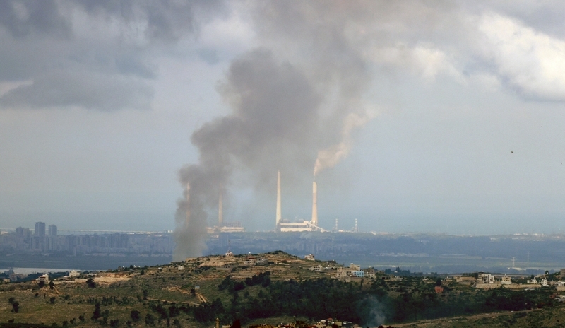 2026年3月26日，从约旦河西岸远望，以色列遭导弹紧要，浓烟升空。 IC Photo