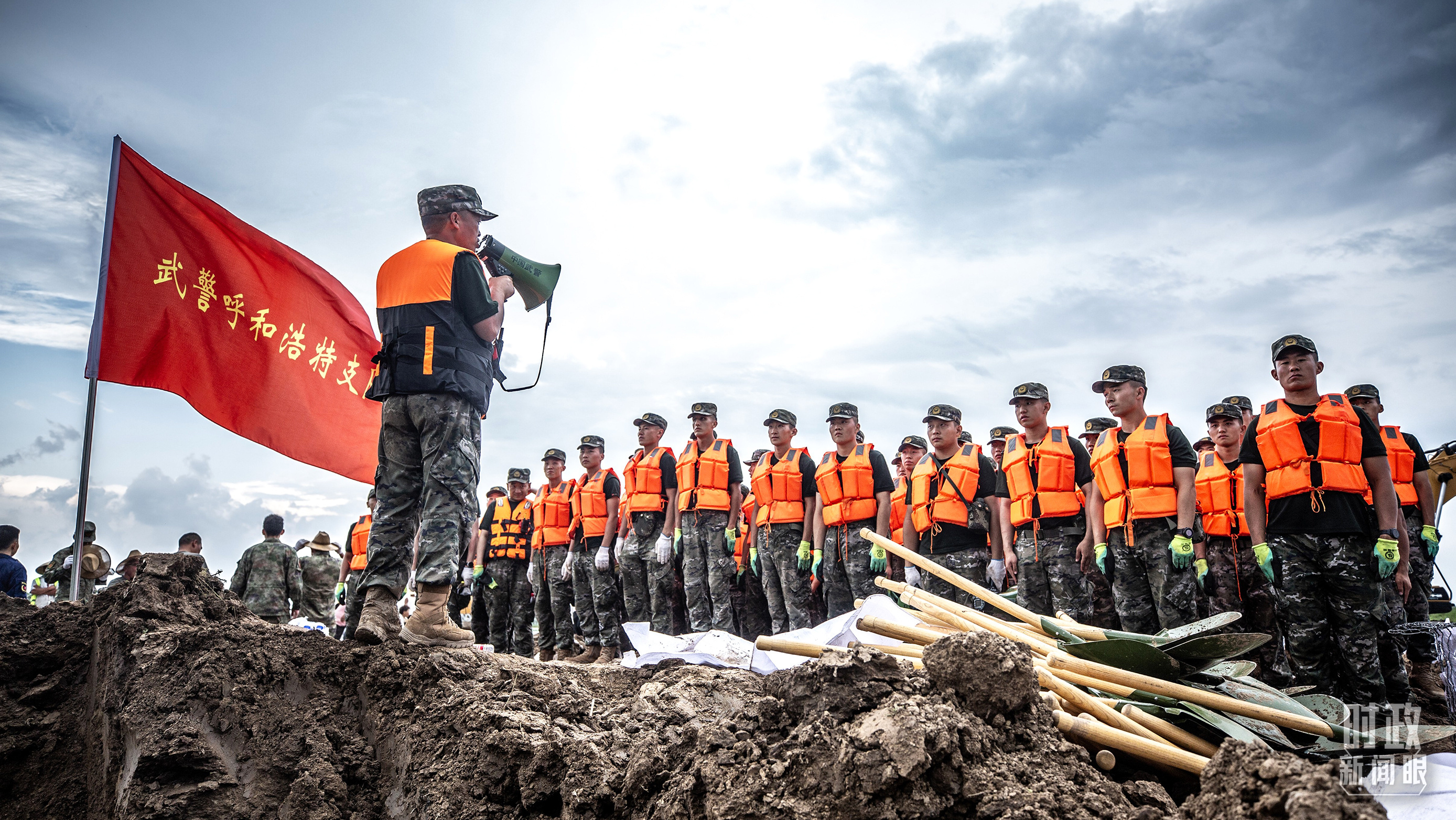 △2025年7月，武警内蒙古总队呼和浩特支队官兵进行抗洪动员。（图/视觉中国）