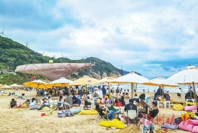 游客打卡黄岐后沙蔚蓝海岸。受访者供图
