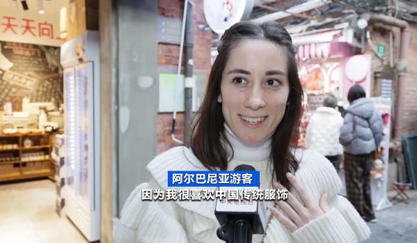 “到中国过年成热潮” 外国人沉浸式体验中国年