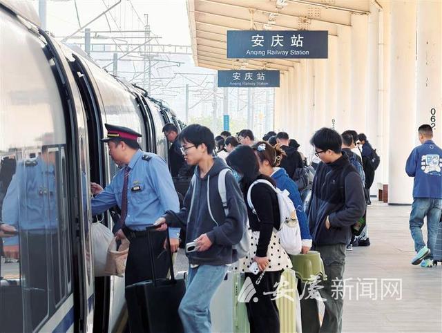 安庆站站台上,旅客携带行李有序登车。 通讯员供图c