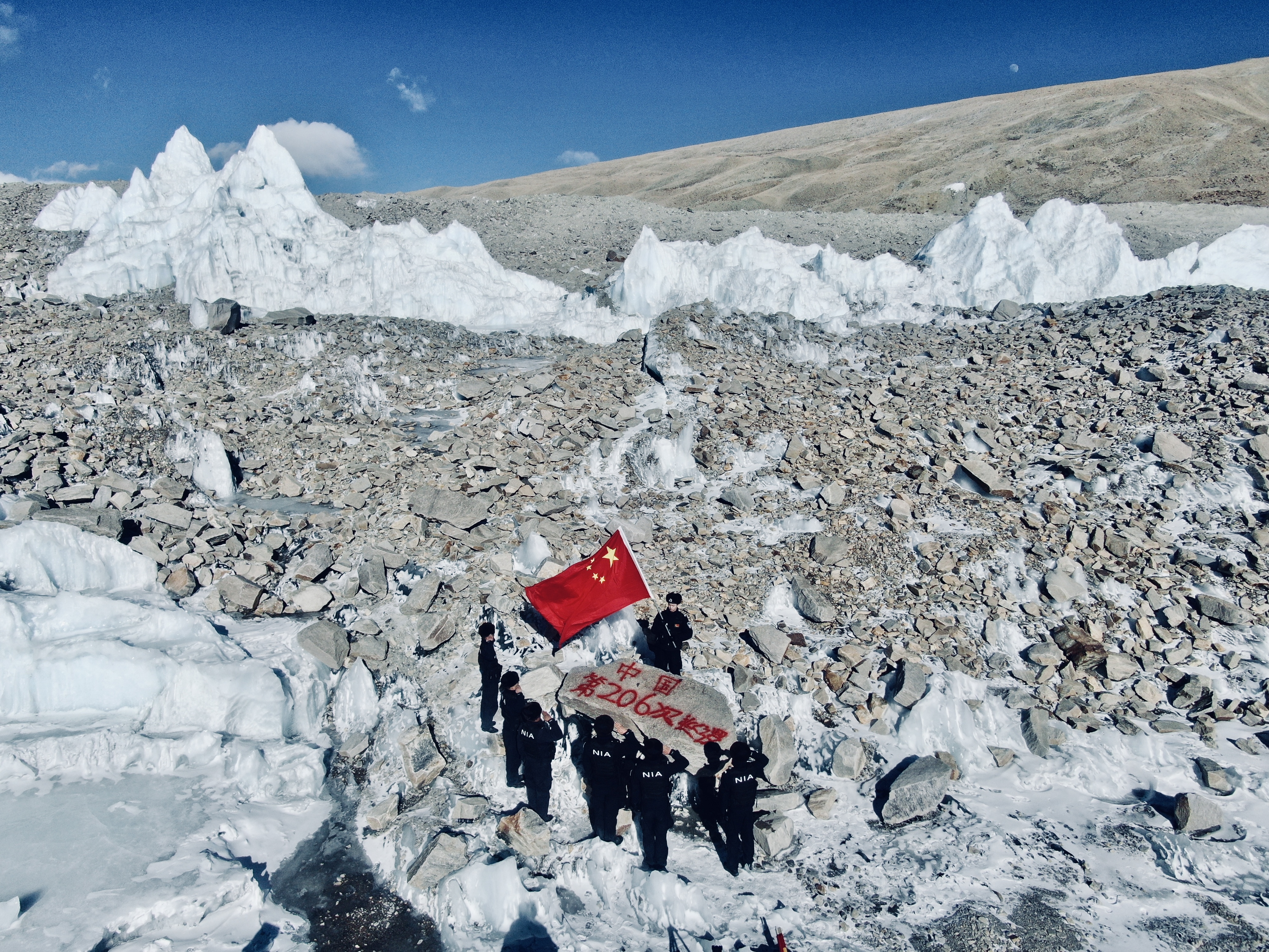 普玛江塘边境派出所组织新警开展冰川巡逻 徐道超摄
