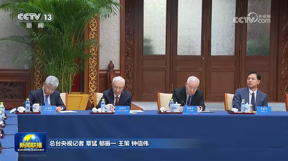 李彦宏(右一)