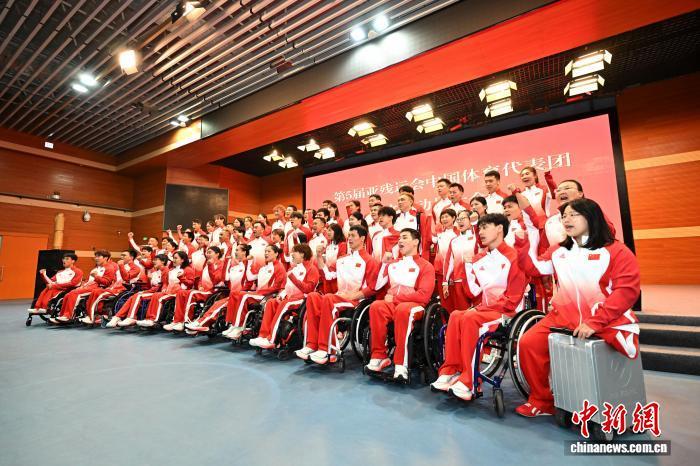 10月10日,由中国残联组建的爱知·名古屋亚残运会中国体育代表团在北京成立。第五届亚残运会将于10月18日至24日举行,这是中国第五次参加亚残运会。图为部分中国体育代表团成员录制视频加油鼓劲。 记者 赵文宇 摄