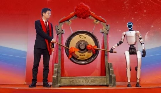 宇树科技上市登陆科创板 王兴兴敲钟合影式样厚重 午宴碰杯终于笑了