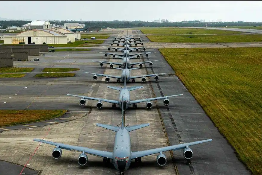 美军正向中东增派空中加油机。
