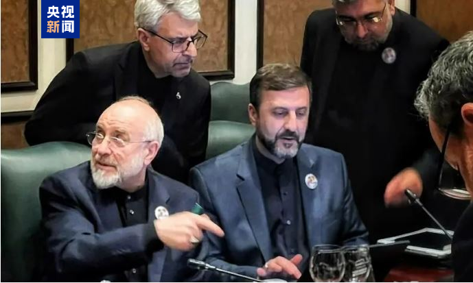 △伊朗伊斯兰议会议长卡利巴夫率领的伊朗代表团在谈判期间进行内部沟通