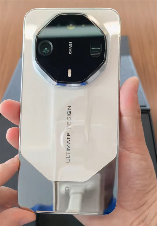 华为Mate 90 RS非凡大师真机上手:亮面钛金属+拼接背板!镜头直连巨炮