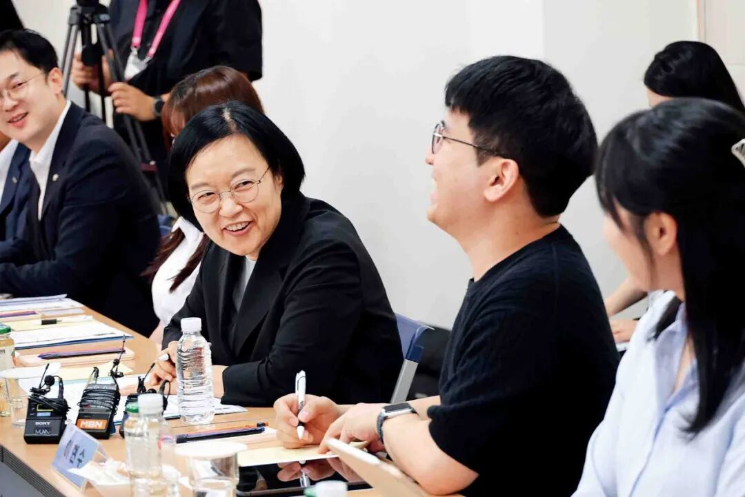 7月4日，韩国总理韩圣淑（中）与首尔西大门一处单身公寓的住户们举行座谈会。本版图/视觉中国