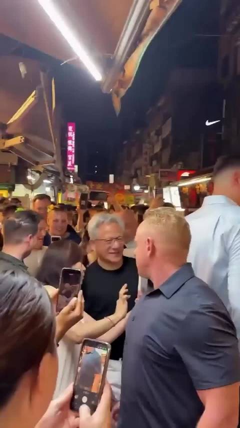 千亿总裁黄仁勋也是个猫奴最靠谱的线上配资平台，台湾街头看到猫都迈不开腿，眼睛都发亮了