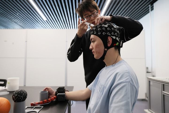 在天津大学脑机交互与人机共融海河实验室，科研人员进行“神工—灵犀指”测试前的准备工作（4月6日摄）。组图均为新华每日电讯记者 李然 摄