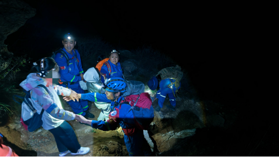 房山蓝天救援队带获救儿童下山| 受访者供图