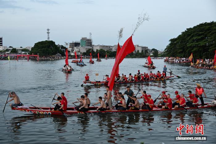 6月21日，端午节假期期间，广东省揭阳市西淇村举办赛龙舟活动，吸引不少村民参赛，感受划龙舟的“速度与激情”。　中新社记者 陈楚红 摄