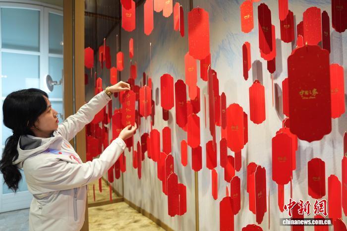当地时间2月4日,米兰冬奥会“中国之家”在意大利米兰克莱里西庄园正式敞开大门。图为“中国之家”内新春氛围浓厚。中新社记者蒋启明摄