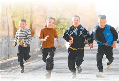 小朋友奔跑在达里雅布依新村。　　新华社记者胡虎虎摄