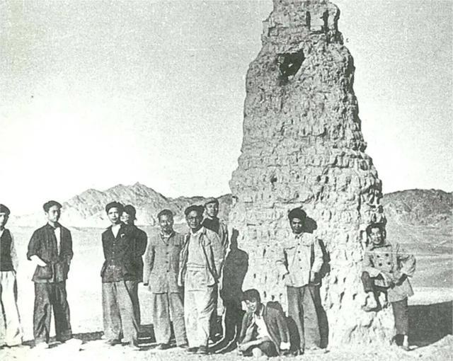 （一滑东说念主在敦煌磨真金不怕火学习古代艺术，右三为方增先）