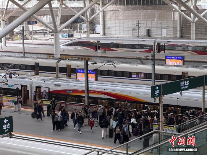 广深港高铁。 田恬 摄