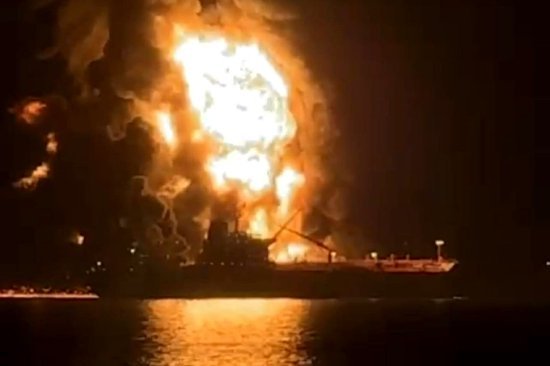 一艘油轮在伊拉克水域遭袭后发火毁掉。