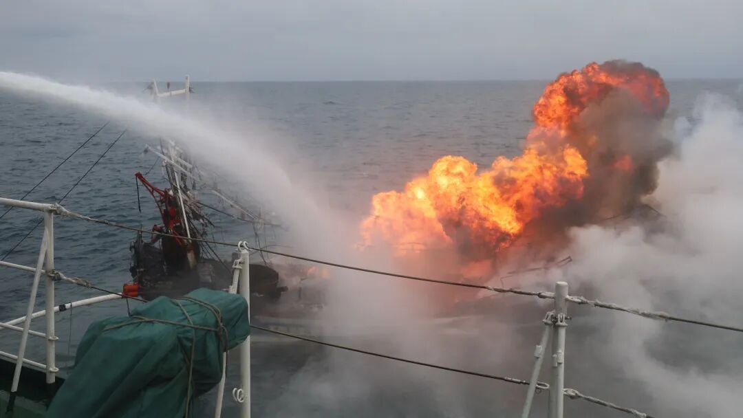 △海警舰艇对失火渔船进行灭火