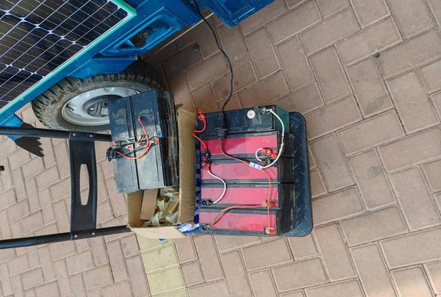 充电器证明满电,一拧油门却掉两格电,不是坏了是“饿昏了”,放三个月不骑电板会自放电绝对亏电导致电量虚高无法使用-有驾