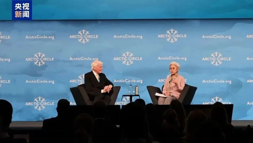 在以“如何理解中国”为主题的全会上,北极圈论坛主席、冰岛前总统格里姆松与傅莹展开对话。