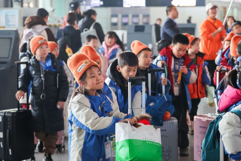 2月2日,参加研学的小朋友在西安北站进站候车。新华社发(刘翔摄)