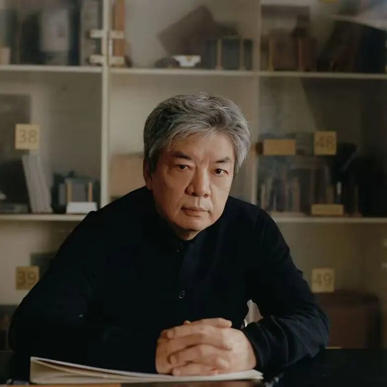 1956年生于四川成都，1982年毕业于重庆建筑工程学院（今重庆大学），1999年创办家琨建筑设计事务所。他主持设计的作品被选送参加威尼斯建筑双年展、威尼斯艺术双年展等众多国际展览，曾获得亚洲建协荣誉奖、建筑实录中国奖、远东建筑奖、自然建造奖、联合国教科文组织亚太地区文化遗产保护奖、德国设计奖等多个重要奖项。2025年荣获建筑界最高荣誉——普利兹克建筑奖。（摄影 雷文晴骜）