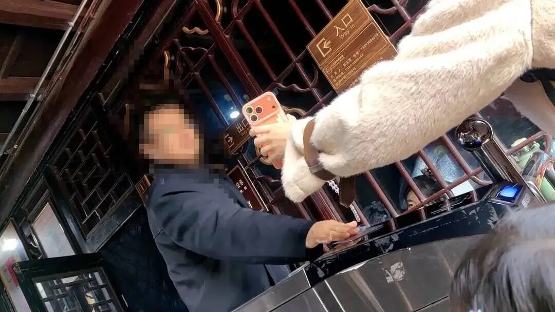 手机展示假证即可顺利通过检票 封面新闻