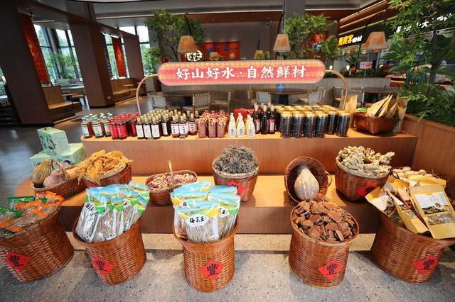 蓝田服务区还专门划出助农展销区、瑶乡食集特色餐饮，推介瑶乡文化和在地好物。（摄影：杨建业）