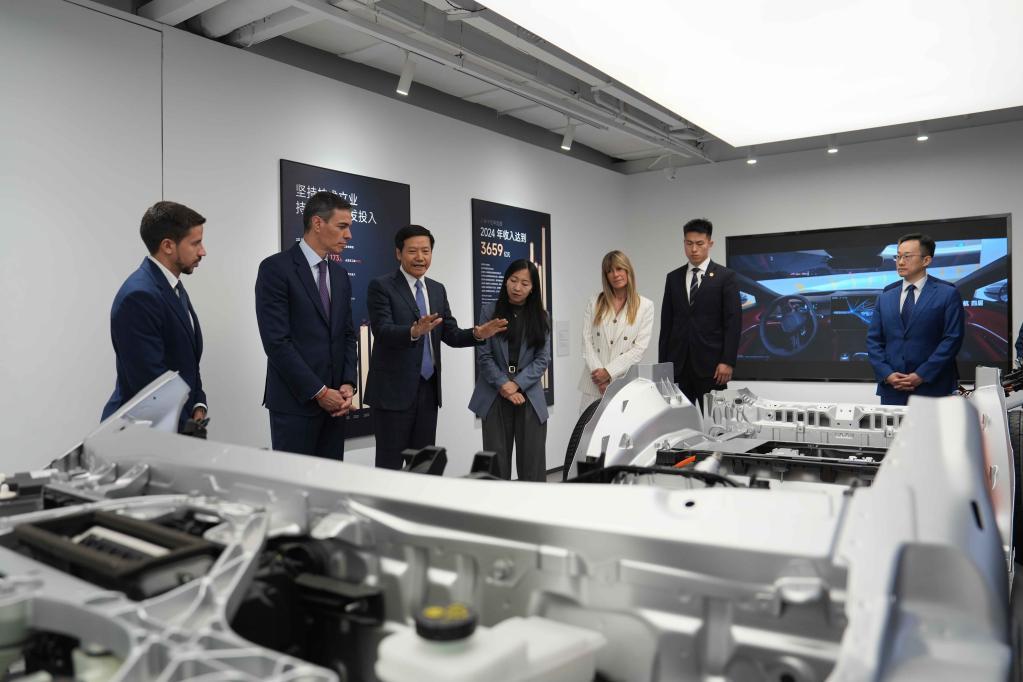 4月13日，西班牙首相桑切斯在北京的小米科技园参观。新华社记者 马晓冬 摄