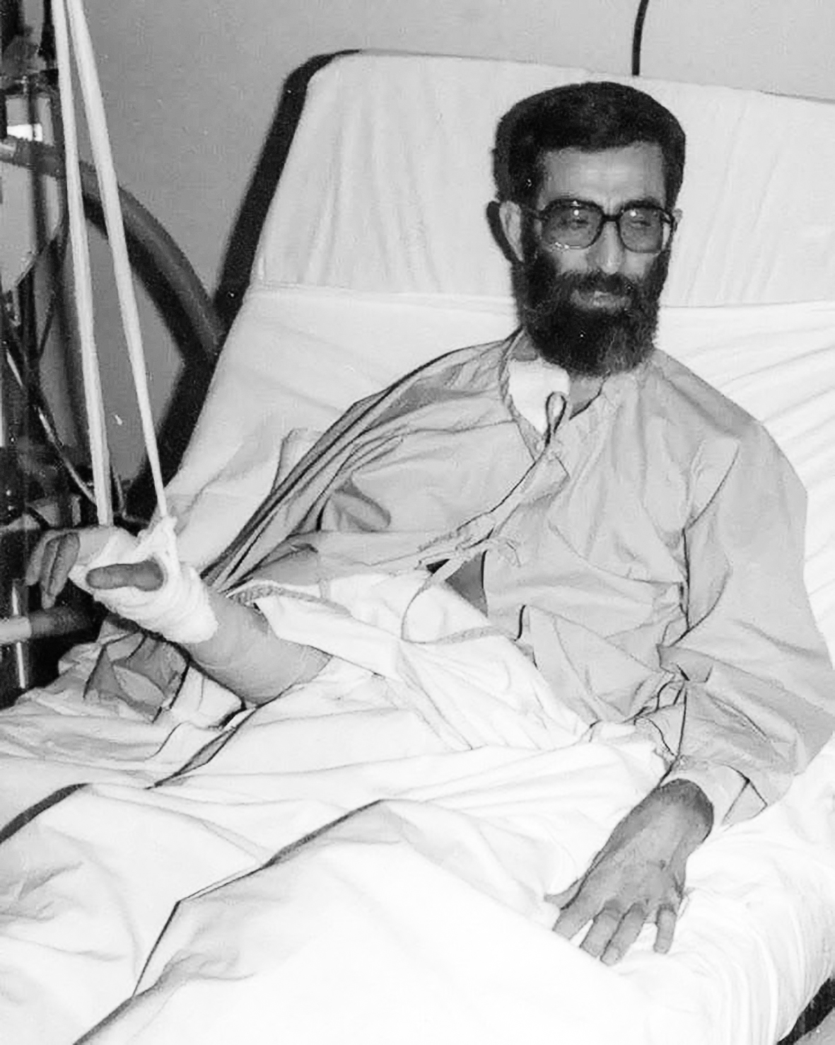 1981年哈梅内伊遇刺住院。