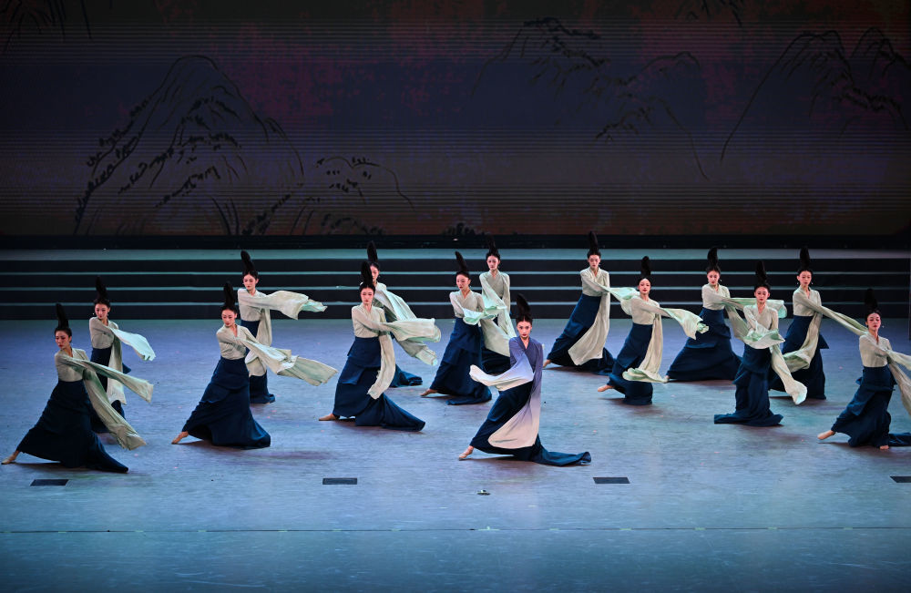 2023年7月29日，演员在联欢会现场表演《只此青绿》。当晚，“青春 In Time”第31届世界大学生夏季运动会运动员联欢会在成都大运村艺术中心大剧场举办。联欢会以魔术、舞蹈、演唱等艺术形式为桥梁，推动中外青年艺术家、运动员、大学生及志愿者代表互动交流，营造欢乐、友爱的大运氛围。