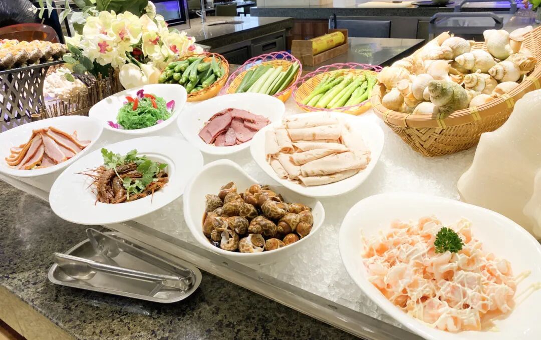 摄图网_701193831_自助餐台摆放多种新鲜食材菜品(企业商用).jpg