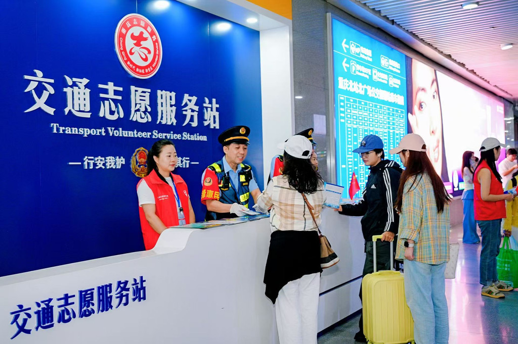 执法人员为旅客提供出行咨询。受访者供图