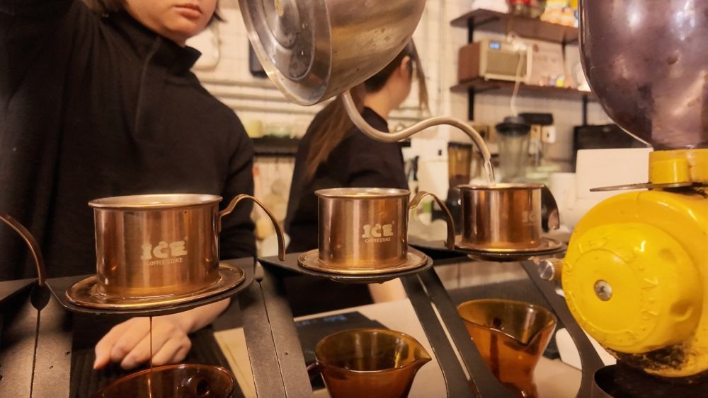 ↑店员在制作越南滴漏咖啡。(刘樱涵 摄)