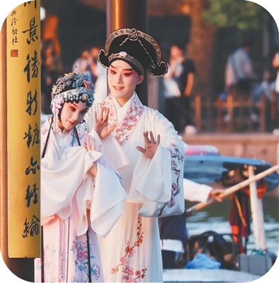 西湖集贤亭上演《牡丹亭》。徐明月摄
