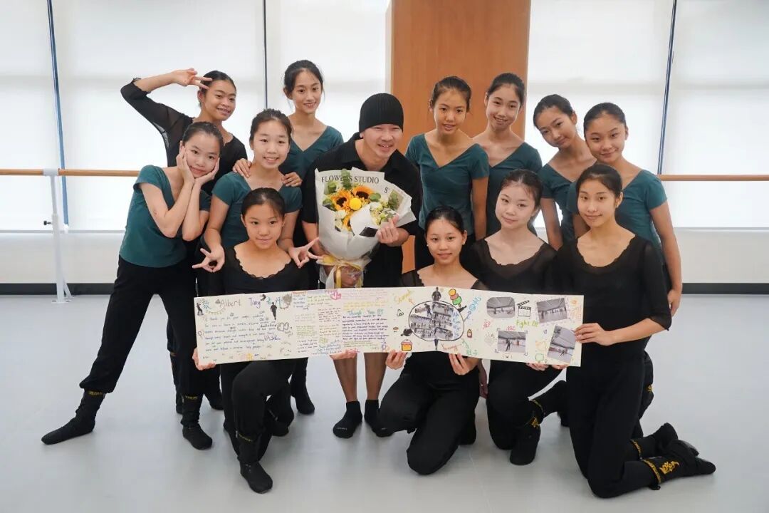學生送上致謝禮物與老師合照(圖9).jpg