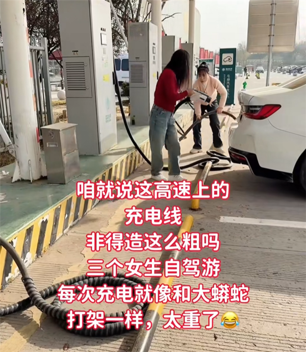 花甲老太实测比亚迪闪充桩:悬吊设计超人性 一点儿不费劲