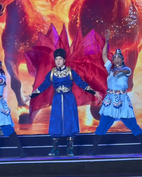 谢萌在舞台上表演。视频截图